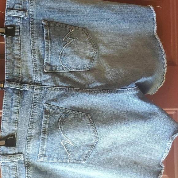 Vanilla Star distressed & embroidered 5 pocket denim shorts. Size 16 - Picture 7 of 10